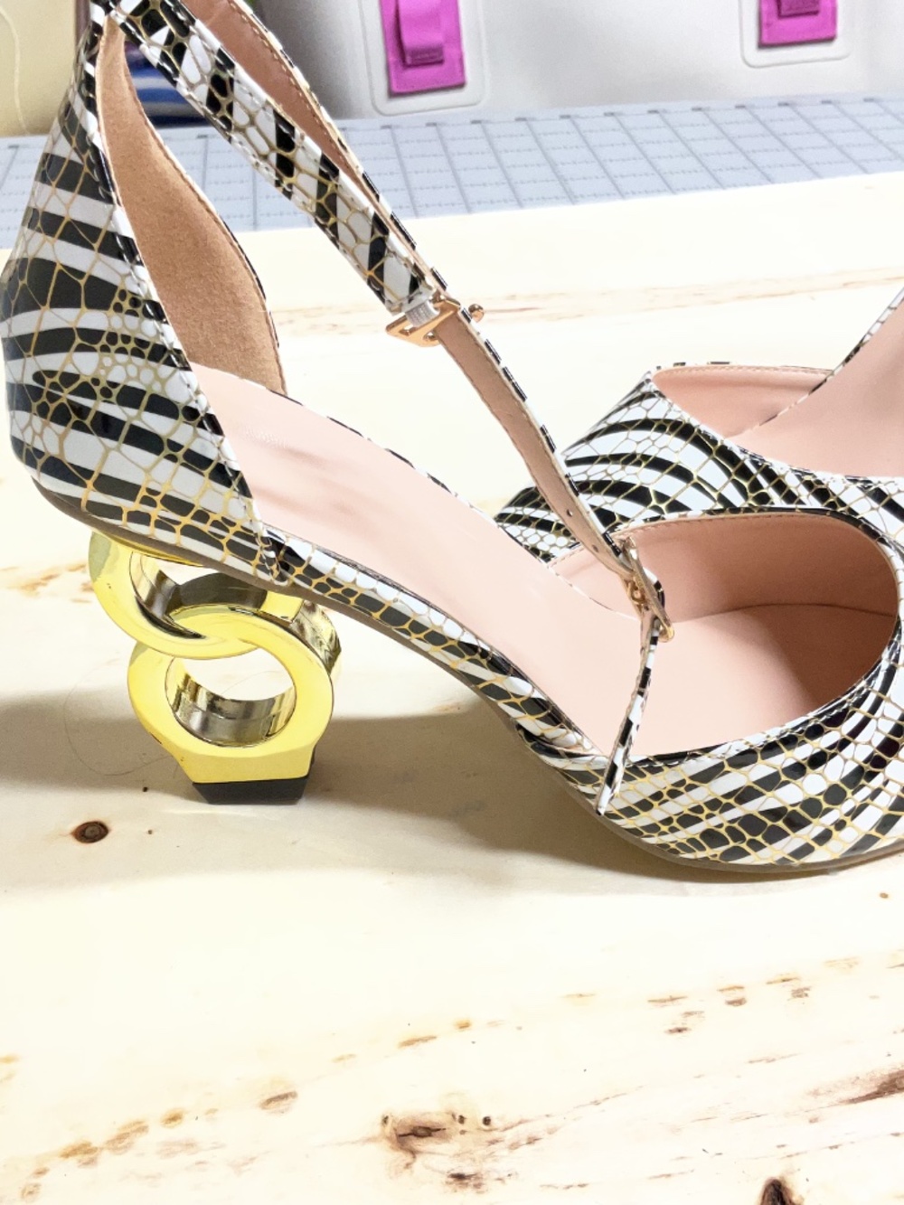 Gold chain heels size 8 - Picture 2 of 7